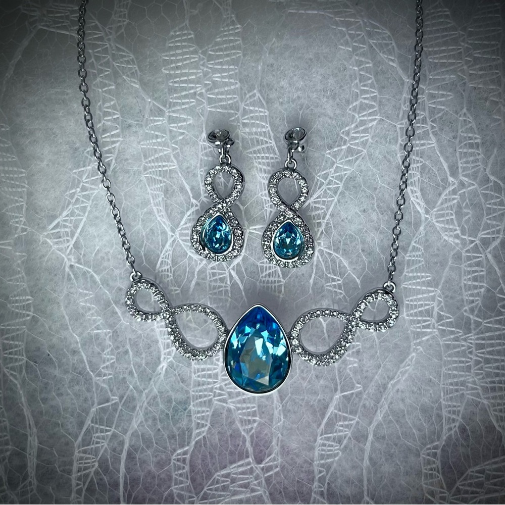 Swarovski Turquoise Crystal Necklace & Earring Set